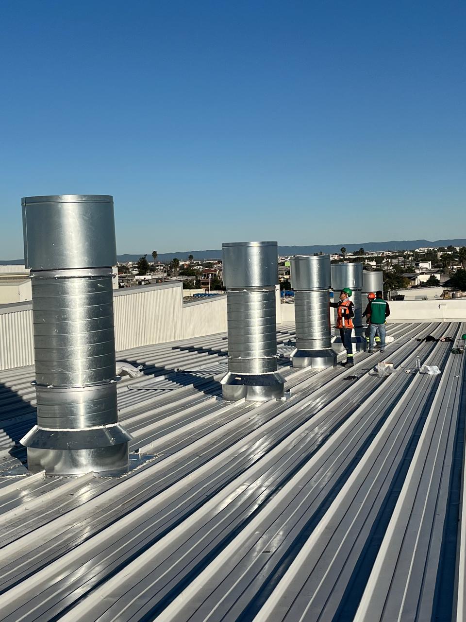 Salidas de ventilación y extracción en cubierta metálica para sistema HVAC industrial