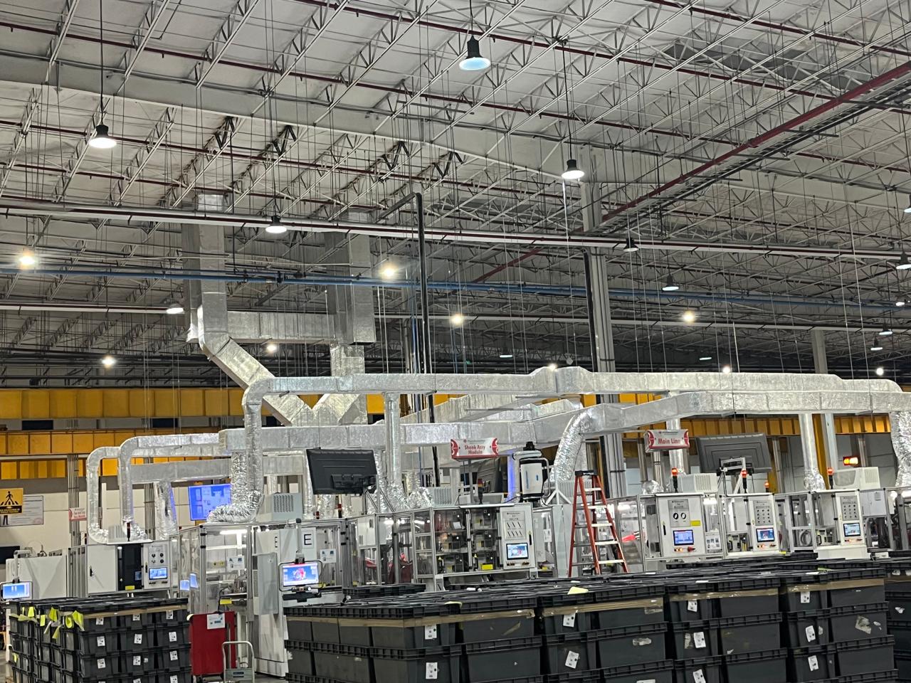 Instalación de ductería industrial galvanizada en línea de producción dentro de nave industrial