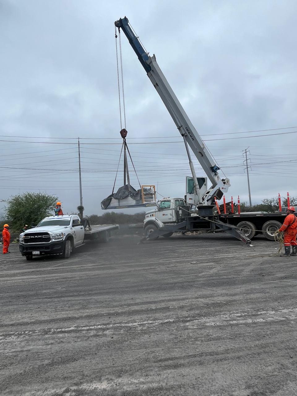 Maniobra de grúa para montaje de estructura y equipo en obra industrial