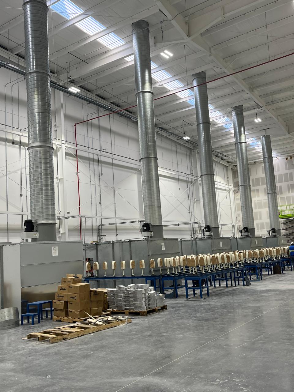 Sistema de ductería HVAC e industrial instalado en nave de producción